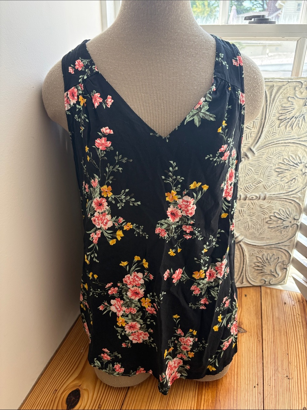 Black Floral V-Neck Sleeveless Top